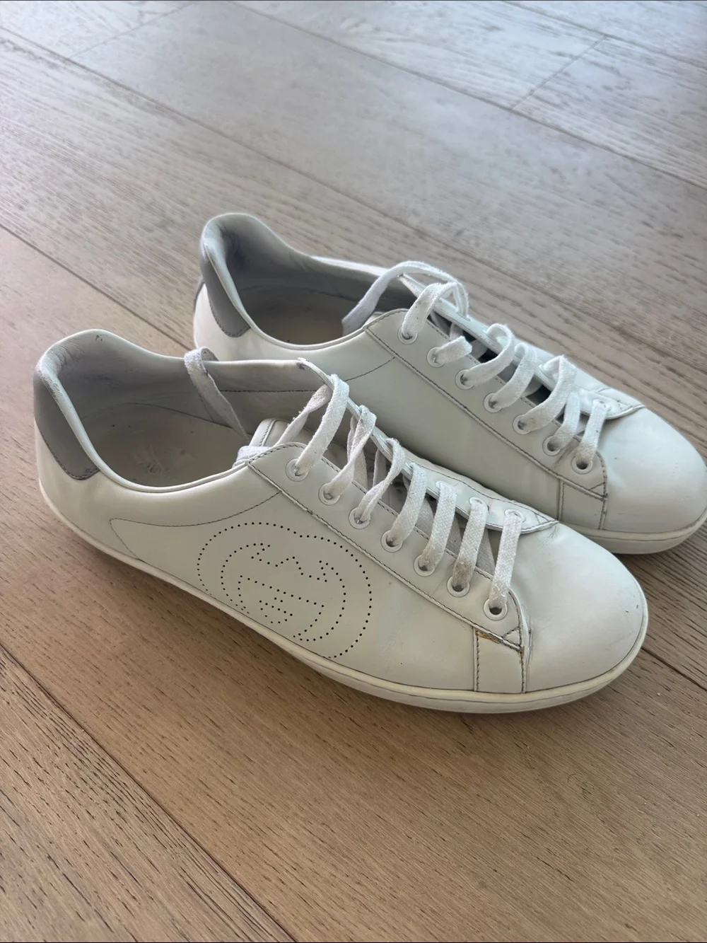 Authentic Gucci White Leather Low-Top Sneakers with Gray Heel